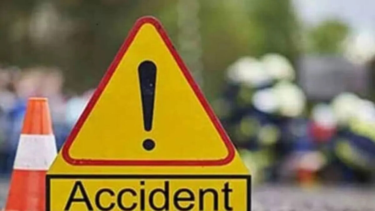 तेलंगाना में कार खड़े ट्रक से टकराई, एक ही परिवार के छह की मौत