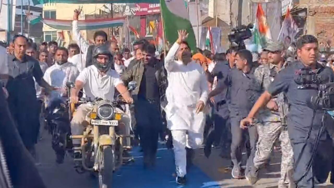मध्य प्रदेश में भारत जोड़ो यात्रा के दौरान राहुल गांधी की बाइक की सवारी