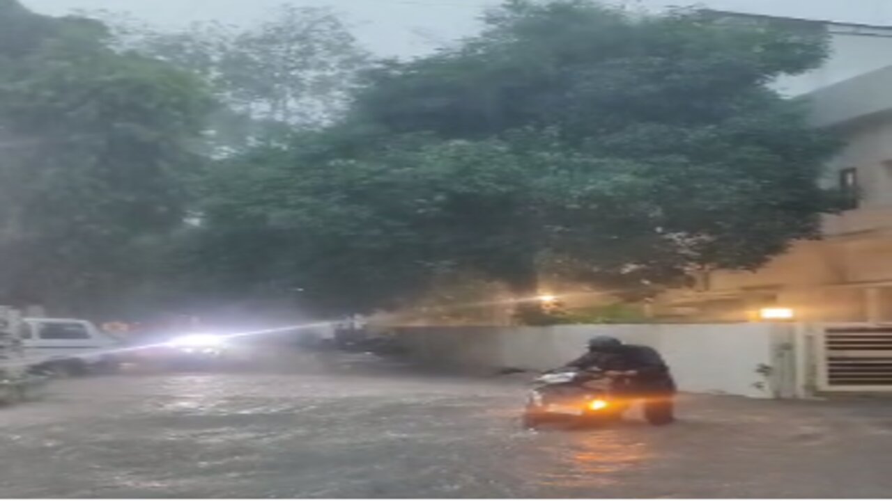 Guj rain ગુજરાતમાં ભારે વરસાદે મચાવી તબાહી. અનેક હાઈવે કરાયા બંધ: અનેક લોકોનું કરાયું સ્થળાંતર