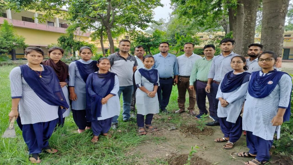 Bareilly : राजेंद्र प्रसाद PG कॉलेज में चला पौधरोपण, छात्रों ने रोपे 650 पौधे