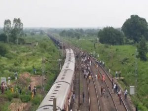 Chhattisgarh : बालासोर की तरह एक ही ट्रैक पर आ गईं दो ट्रेनें! टला बड़ा हादसा