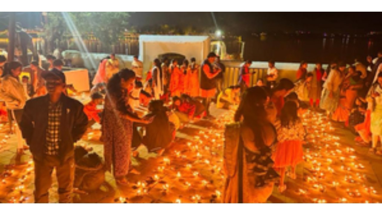 जगदलपुर में राम के नाम 3 लाख दीये जलाए गए