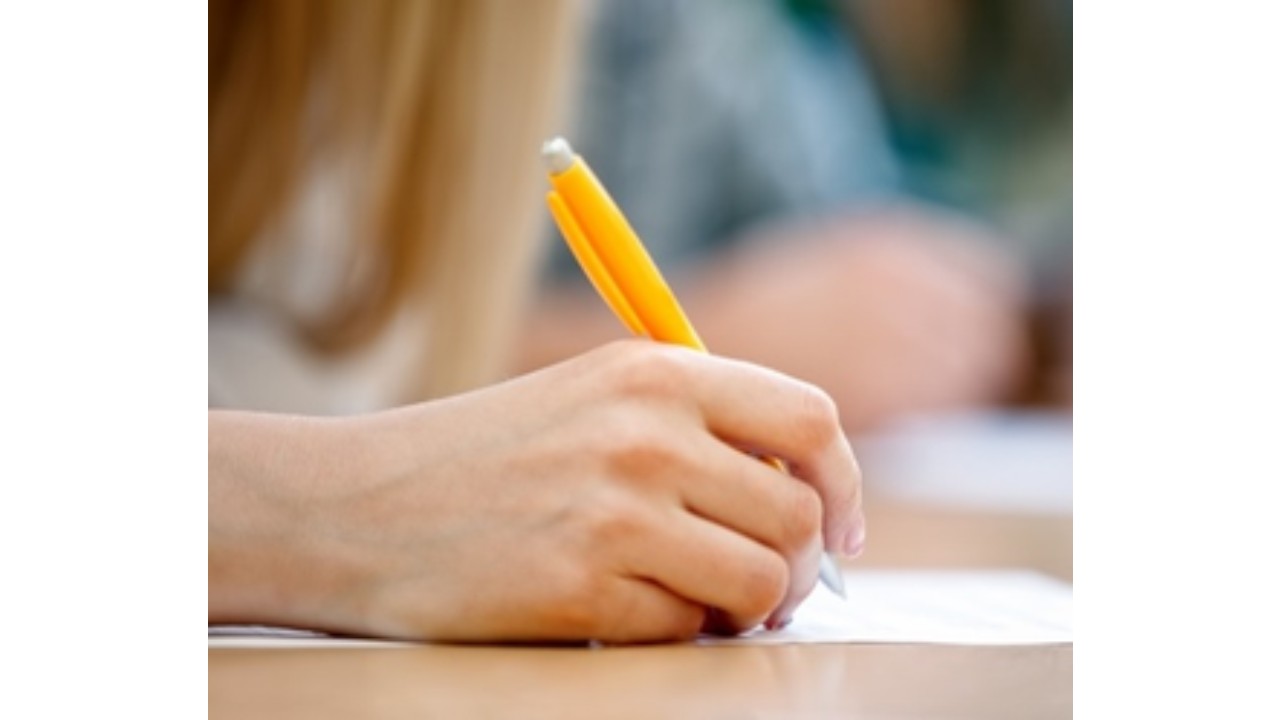 कीबोर्ड पर टाइप करने की तुलना में हाथ से लिखना आपके मस्तिष्क के लिए हो सकता है अच्छा : अध्ययन
