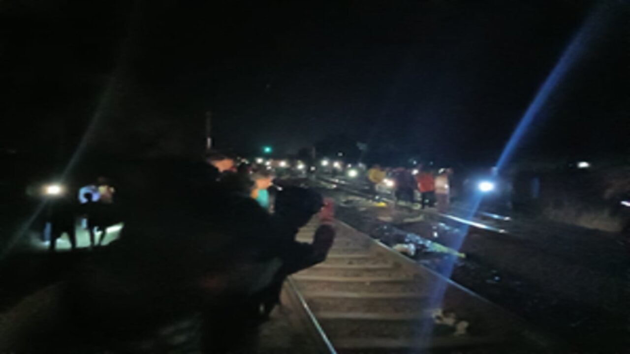 झारखंड के जामताड़ा में ट्रेन से कटकर 12 की मौत, कई घायल