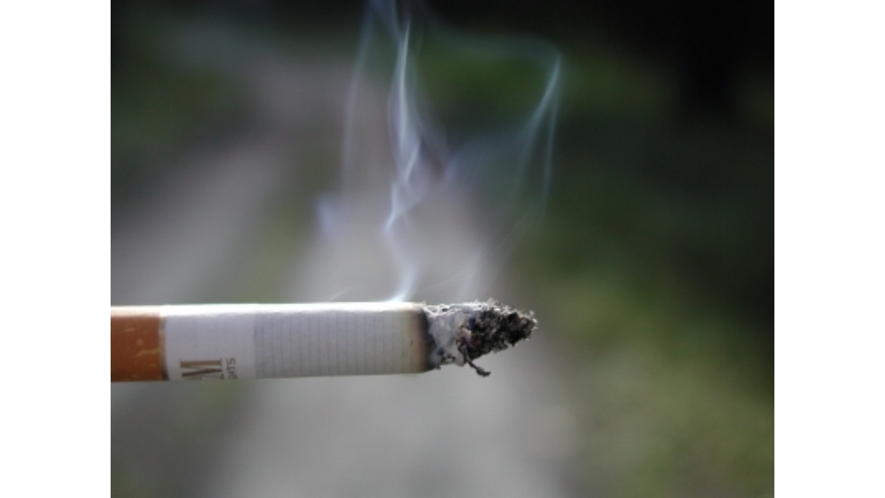 धूम्रपान न करने वालों के समान जीवन जीते हैं 40 की उम्र से पहले धूम्रपान छोड़ने वाले लोग: शोध
