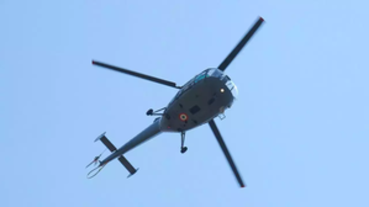 राजस्थान में एक खेत में सेना के हेलिकॉप्टर की लैंडिंग