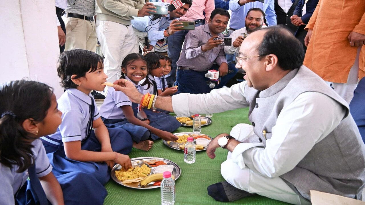 डिप्टी CM साव और मंत्री श्याम बिहारी ने परोसे बच्चों को भोजन! साथ में जमीन पर बैठकर खाए खाना