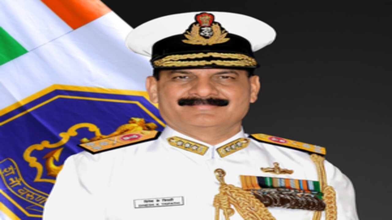 भारत के नए नौसेना प्रमुख दिनेश कुमार त्रिपाठी ने संभाला कार्यभार
