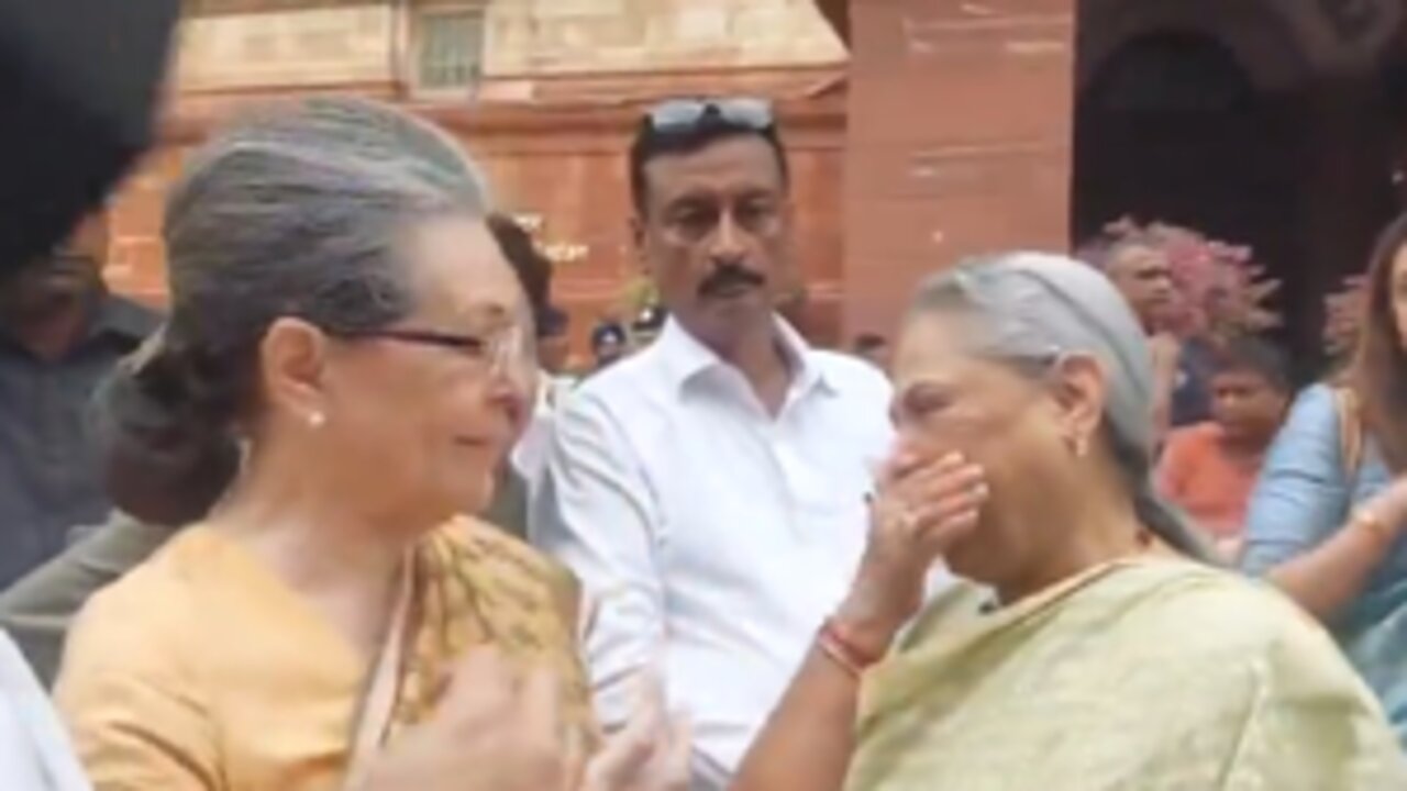 संसद परिसर में एक-दूसरे से हंसी मजाक करती दिखीं सोनिया गांधी-जया बच्चन