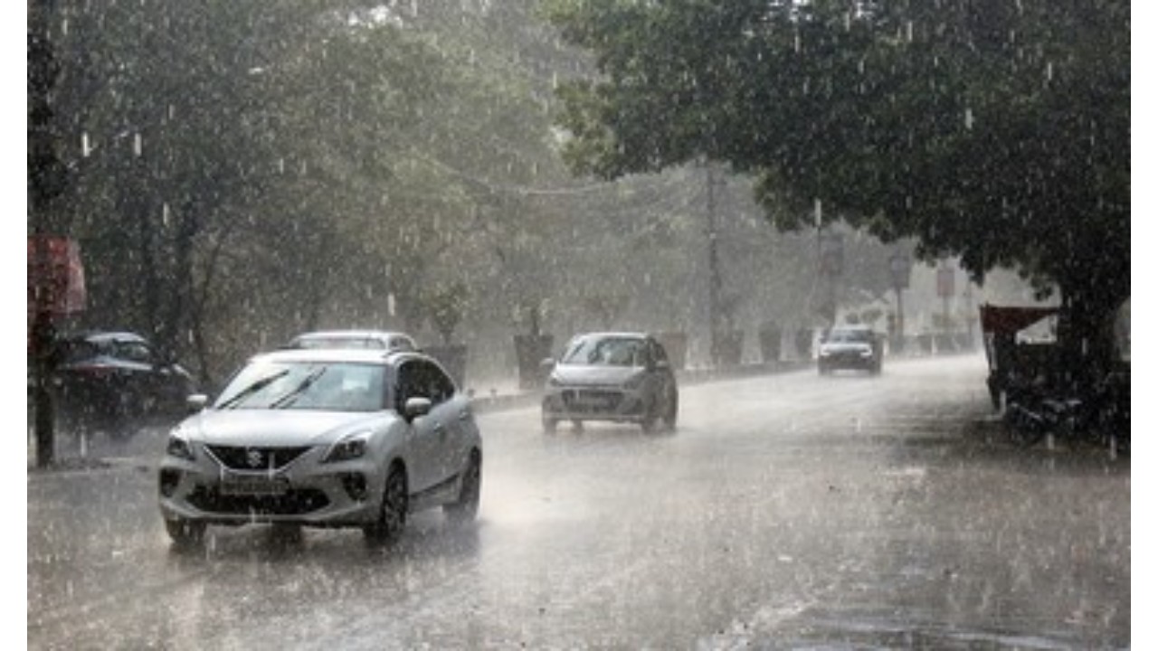 मध्य प्रदेश में भारी बारिश ने कई हिस्सों में बढ़ाई मुसीबतें