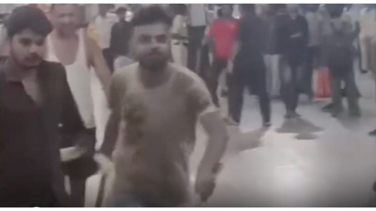 रायपुर रेलवे स्टेशन पर अमानवीय घटना: बिस्किट चोरी पर युवक की बेरहमी से पिटाई