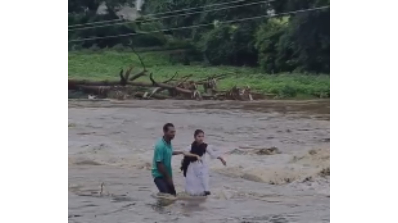 मध्य प्रदेश में बहादुर युवक ने बचाई बाढ़ के बीच फंसी छात्रा की जान
