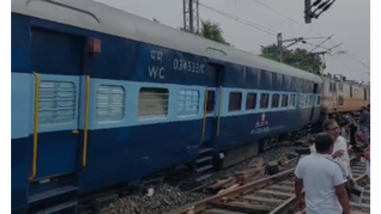 Train Derailed: इंदौर-जबलपुर एक्सप्रेस के 2 डिब्बे पटरी से उतरे