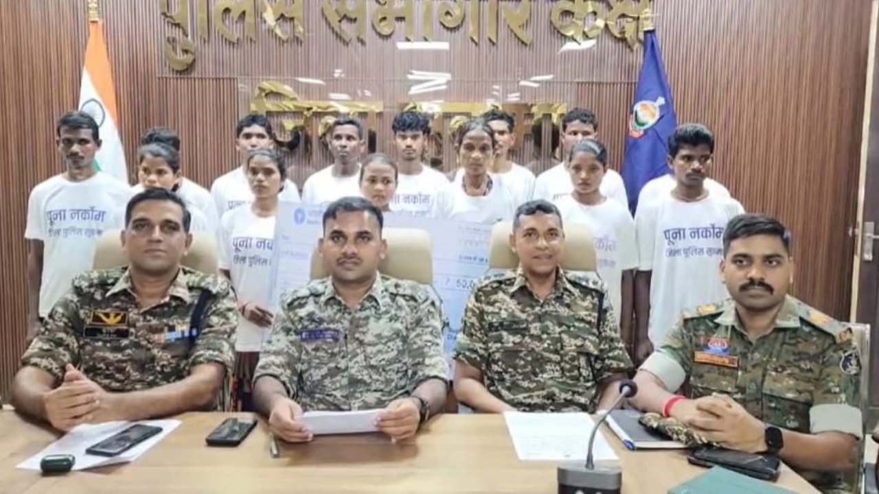 ऑपरेशन नक्सल की धमक : 5 महिला सहित 14 नक्सलियों ने किया आत्मसमर्पण