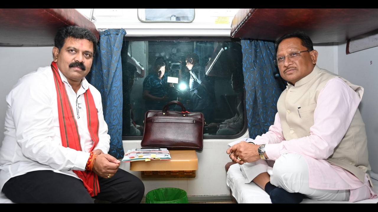 मुख्यमंत्री, गृहमंत्री और सांसद ने अंबिकापुर के लिए ट्रेन यात्रा की, नेताओं ने पुरानी यादों को किया ताजा