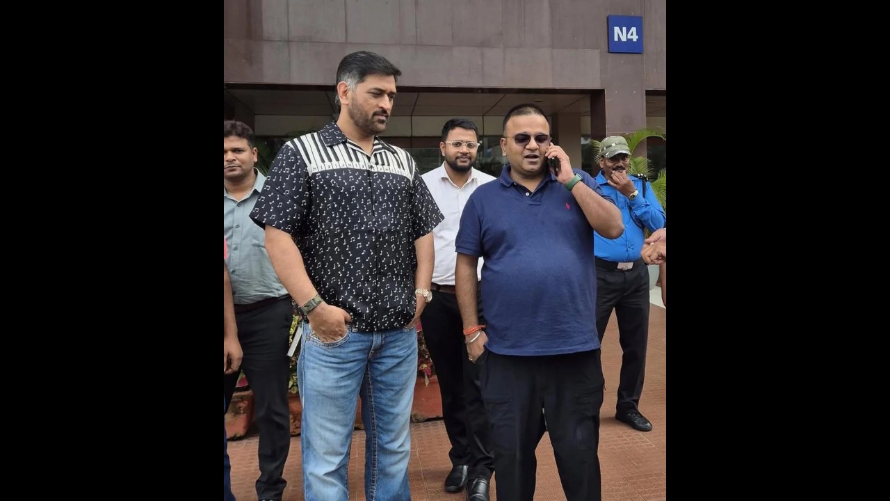 MS Dhoni का 72,000 रुपये का शर्ट और पियानो की कुंजी वाली डिजाइन ने सोशल मीडिया पर मचाया धमाल, फैंस बोले “So Jethalal Gada Coded”