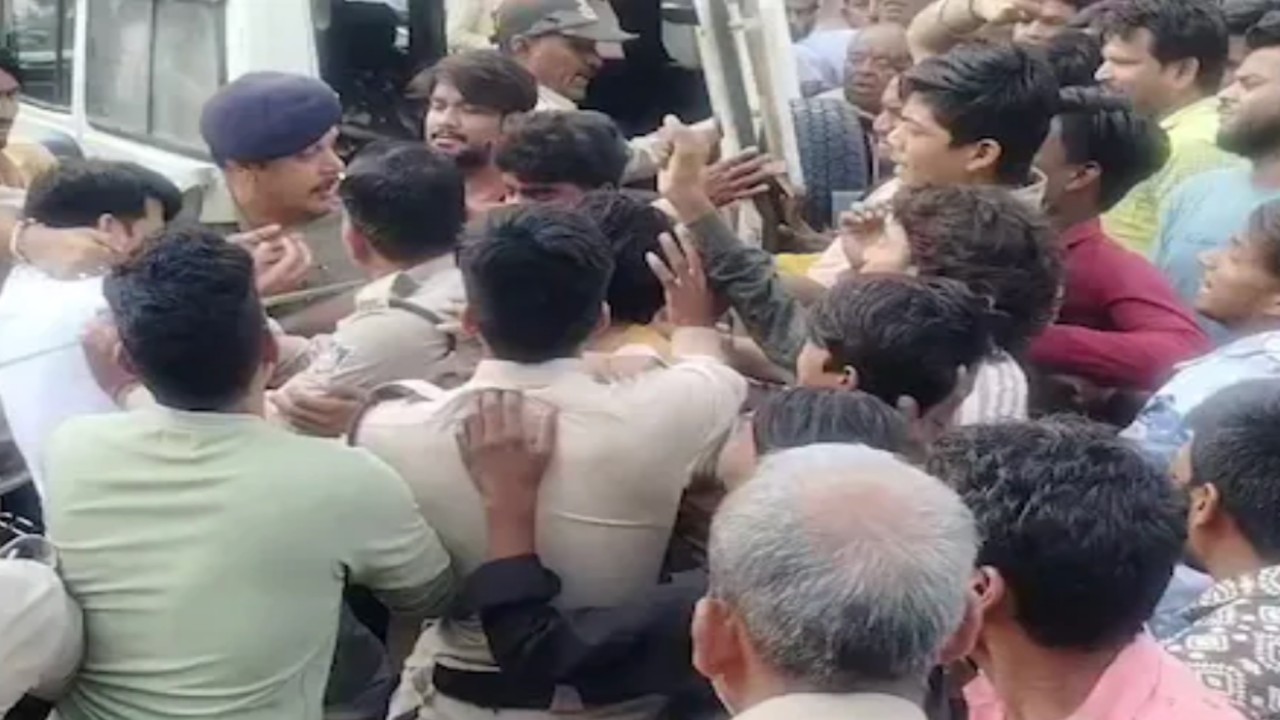 झोलाछाप डॉक्टर की लापरवाही से दो साल के बच्चे की मौत, गुस्साए लोगों ने किया क्लिनिक में तोड़फोड़